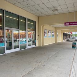 DD's Discounts - Storefront