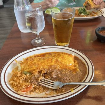 Los Camperos - Senior Citizen Flour Chicken Burrito meal w/Pacifico - Mexican Near Me - Leavenworth, Washington Los Camperos - Senior Citizen Flour Chicken Burrito meal w/Pacifico - Mexican Near Me - Leavenworth, Washington