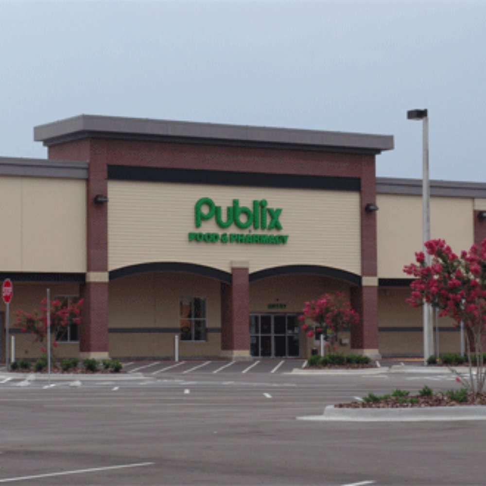 the front of a publix store the front of a publix store
