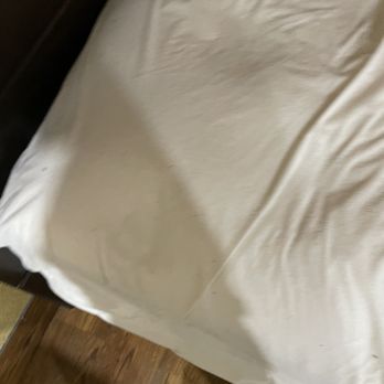 Ocean Reef Hotel - STAINS ALL OVER THE BED SHEETS!!! - Hostels Near Me - Fort Lauderdale, Florida