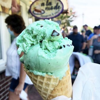A La Mode - Mint Chocolate Chip - Ice Cream & Frozen Yogurt Near Me - Harpers Ferry, West Virginia
