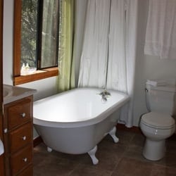 Oakdale Ranch Guest House & Saloon - The bathroom