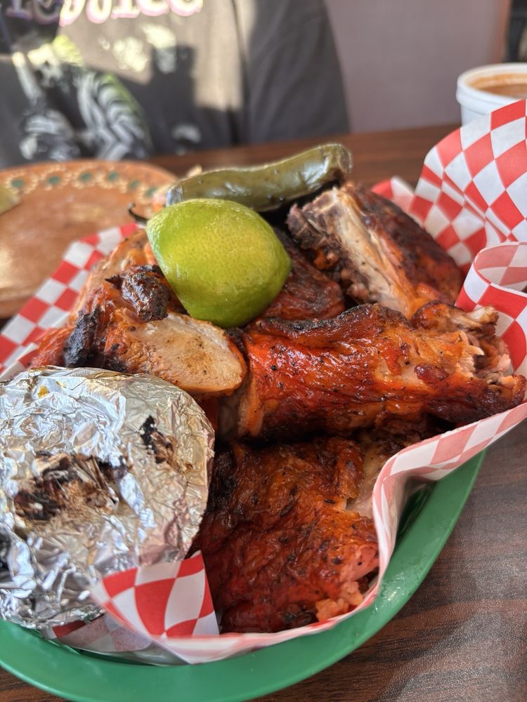 Pollos Asados Los Pechugones Logo