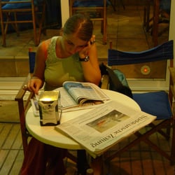 Cafe Llibreria L'Espill - Zeitunglesen im l'Espill (Altea)