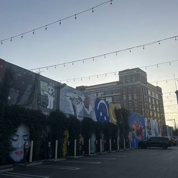 Hank’s Organic - Parking lot decorated with artwork - Health Markets Near Me - Los Angeles, California
