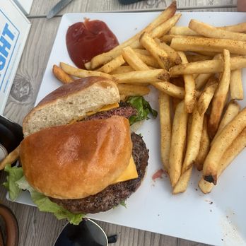 Hurricane Eddie’s - Beach burger - Sports Bars Near Me - Indian Rocks Beach, Florida