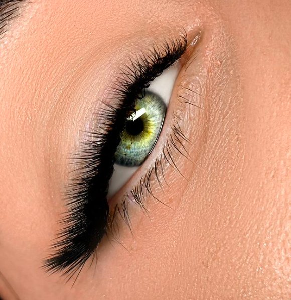 Tati Lashes Studio Logo