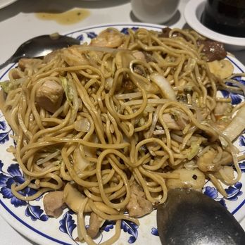 Yang Chow - 3 Musketeers Lo Mein.Wished it had a bit more veggies or color. - Chinese Near Me - Los Angeles, California