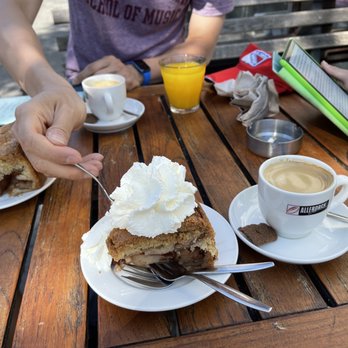 Winkel 43 - Apple pie - Desserts Near Me - Amsterdam, New Hampshire
