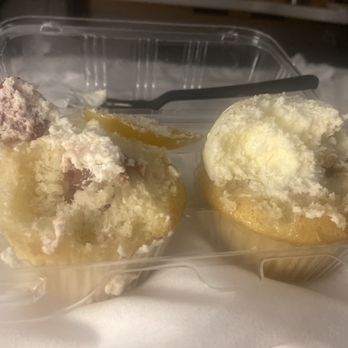 Molly's Cupcakes - Gross, dry, old and a wasted of money - Desserts Near Me - Chicago, Illinois Molly's Cupcakes - Gross, dry, old and a wasted of money - Desserts Near Me - Chicago, Illinois