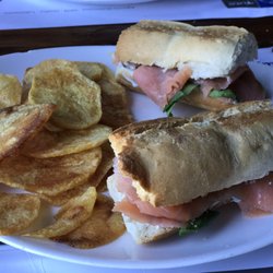 Tinto y Soda - Sandwich de salmón con rucula y papas españolas.