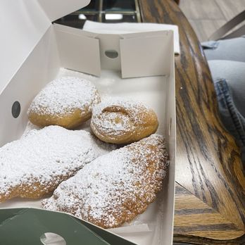 Papillon International Bakery - a box of powdered sugar donuts - Desserts Near Me - Los Angeles, California Papillon International Bakery - a box of powdered sugar donuts - Desserts Near Me - Los Angeles, California