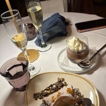 n10 Los Angeles - Cannolo - Italian Near Me - Los Angeles, California