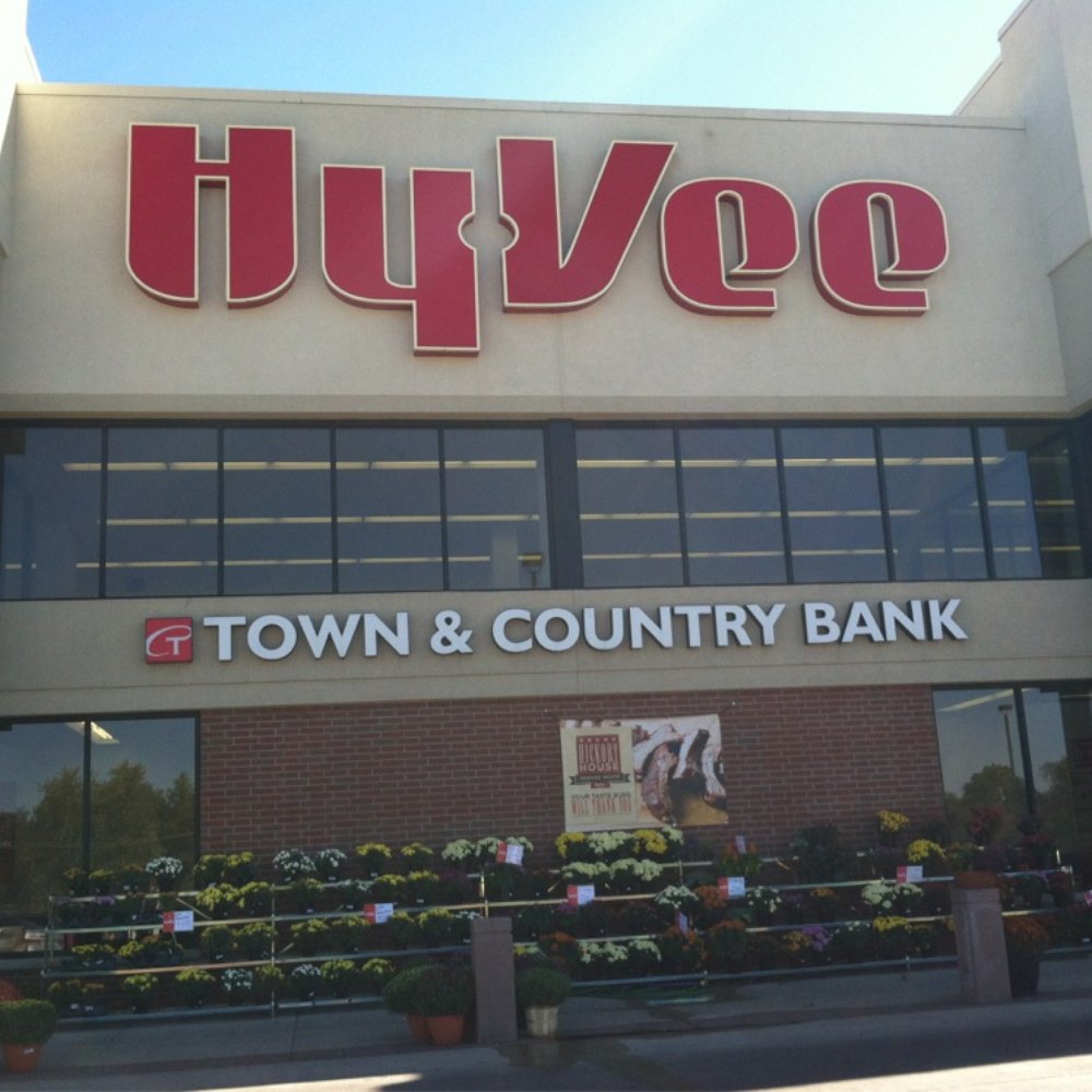 Hy-Vee - the front of the store - Grocery Near Me - Quincy, Illinois