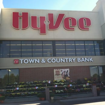 Hy-Vee - the front of the store - Grocery Near Me - Quincy, Illinois