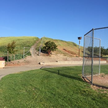 Summit View Trails - Entrance to the trail. Hard to see from the lot. - Hiking Near Me - San Ramon, California Summit View Trails - Entrance to the trail. Hard to see from the lot. - Hiking Near Me - San Ramon, California