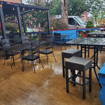 Mom's Siam - Exterior seating - Thai Near Me - Richmond, Virginia