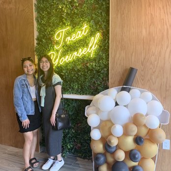 Bobacha - two women standing in front of a wall of balloons - Bubble Tea Near Me - Toronto, Ontario Bobacha - two women standing in front of a wall of balloons - Bubble Tea Near Me - Toronto, Ontario