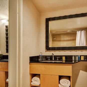 DoubleTree by Hilton - Berkeley - Guest room bath - Hotels Near Me - Berkeley, California
