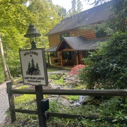 Lazy Bear Lodge Bed & Breakfast - Entrance to the lodge