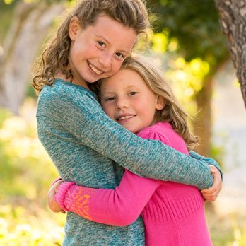 Niki Stefanelli Photography - Sisters hugging - Session Photography Near Me Niki Stefanelli Photography - Sisters hugging - Session Photography Near Me