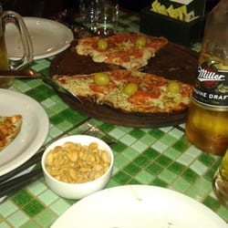 De la Villa - Napolitana. Ricas las pizzas, pero muy finitas, 150% a la piedra.
