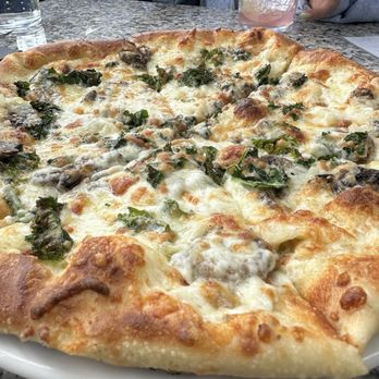 Earls Kitchen + Bar - Canadian (New) Near Me - Jasper, Alberta
