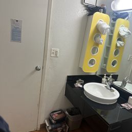 Motel 6 - The bad paint and the dirt on the walls, how I arrived. This is how I left my room for 2 days. - Hotels Near Me - Yreka, California
