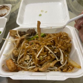 Nom Nom Noodles - Pad Thai with extra tofu - Vietnamese Near Me - Houston, Texas