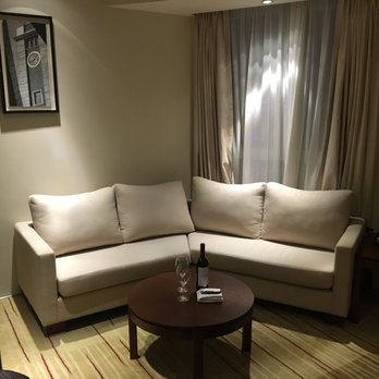 香港凱悅酒店 - Living room with welcome bottle of wine. - Hotels Near Me - Hong Kong, HK 香港凱悅酒店 - Living room with welcome bottle of wine. - Hotels Near Me - Hong Kong, HK