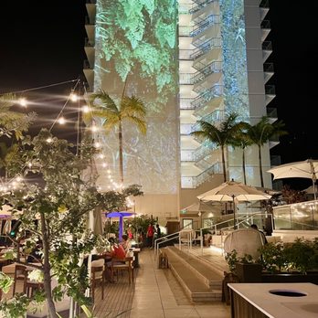 Swell Restaurant and Pool Bar - Art show at night. - Bars Near Me - Honolulu, Hawaii Swell Restaurant and Pool Bar - Art show at night. - Bars Near Me - Honolulu, Hawaii