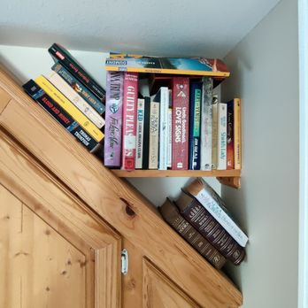 Ocean Breeze Bed & Breakfast - A little light reading is available if you want it. - Bed & Breakfast Near Me - North Vancouver, British Columbia
