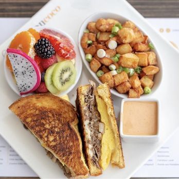 Allô! Mon Coco - Bientôt sur le menu Coming soon Sandwich "Philly" au fromage grillé - Breakfast & Brunch Near Me - Laval, Quebec