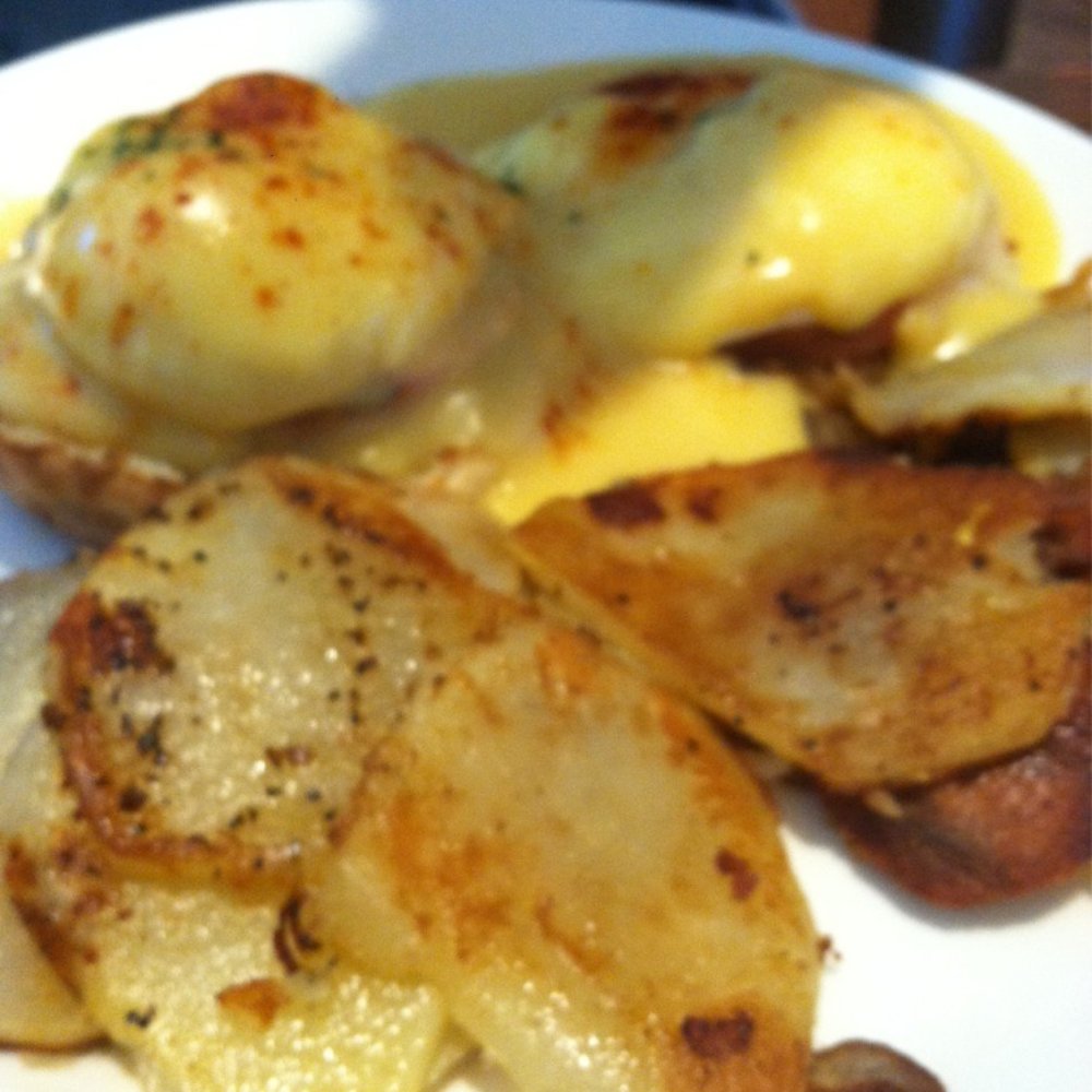 Broken Yolk Cafe - Eggs Benedict - Breakfast & Brunch Near Me - El Centro, California