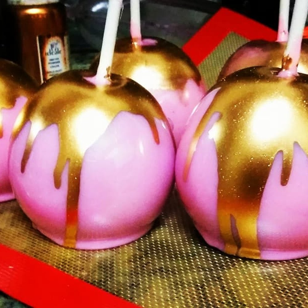 Cake Carousel - three pink and gold caramel apples - Chocolatiers & Shops Near Me - Arlington, Texas