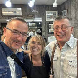 Teton Barbers - Dear Tanja, thank you for best time at Jackson.
We had so much fun and a perfect haircut
George Clooney and brother Reinhard.
14.9.2024