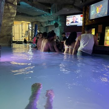 Kalahari - Swim Up Grotto Bar - Resorts Near Me - Pocono Manor, Pennsylvania