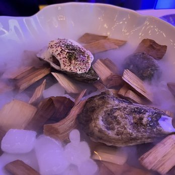 Europea - oysters in a bowl of ice - Desserts Near Me - Montreal, Quebec