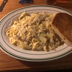 Walter Mitty's - Chicken and artichoke fettuccine with garlic bread