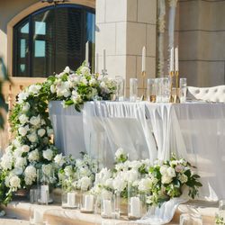 Bloomster's - Sweetheart table florals and decor