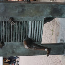Bronzeplastik Homme passant la porte