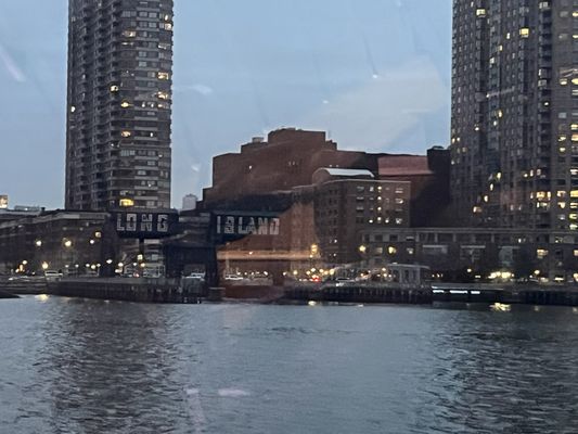 Pier 11 / Wall St. by null