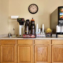 Super 8 by Wyndham - Effingham - Breakfast Area