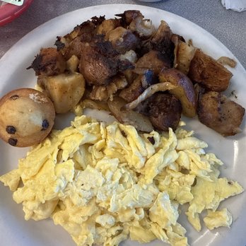 Rob's Bageland - Scrambled eggs, potatoes, and a little muffin - Delis Near Me - Plantation, Florida