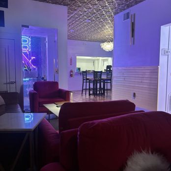 Bubbles And Bourbon - Interior - Bars Near Me - San Antonio, Texas