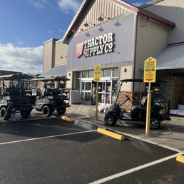 Exterior outside entrance of Tractor Supply - El Dorado Hills, California Exterior outside entrance of Tractor Supply - El Dorado Hills, California
