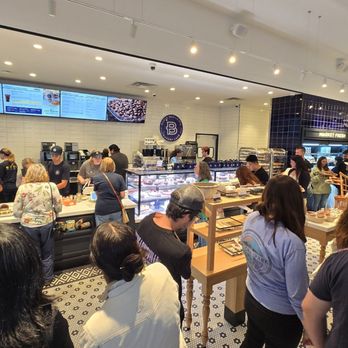 Paris Baguette - HUGE crowd flowing inside - Bakeries Near Me - Louisville, Kentucky Paris Baguette - HUGE crowd flowing inside - Bakeries Near Me - Louisville, Kentucky