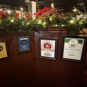 Kenny's Italian Kitchen - Garland wrapped around the wall - Italian Near Me - Dallas, Texas