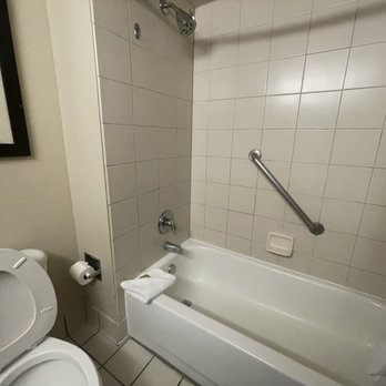DoubleTree by Hilton - Bathroom - Hotels Near Me - Orlando, Florida