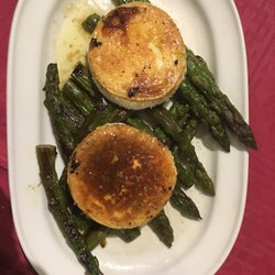 Asparagus with grilled goat cheese - yummy!
